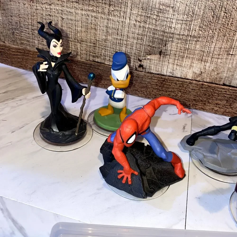 Disney Infinity 2.0 Lot of 8 Characters / Power Discs & 2.0 Disk CD Game